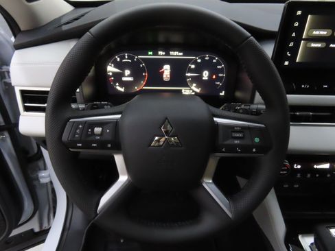 New 2025 Mitsubishi Outlander SE image 14