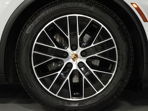 Certified 2025 Porsche Macan Electric RWD image 9