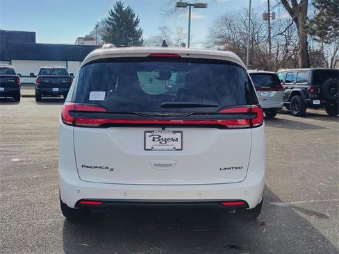 New 2026 Chrysler Pacifica Limited w/ Uconnect Theater Family Group image 37