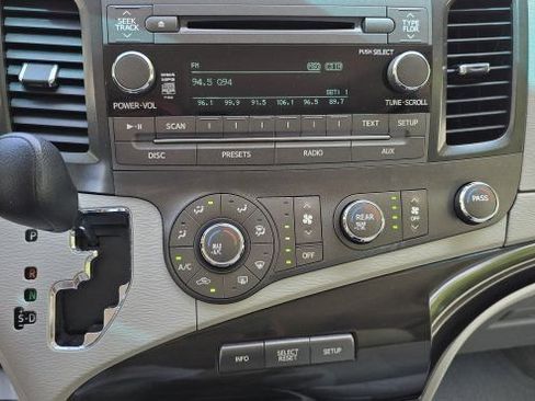 Used 2012 Toyota Sienna LE FWD image 21