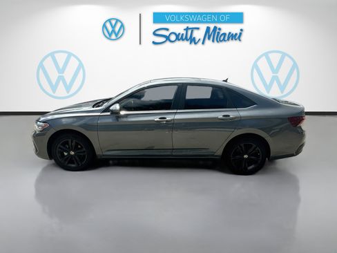 Used 2023 Volkswagen Jetta SE w/ Panoramic Sunroof Package FWD image 4