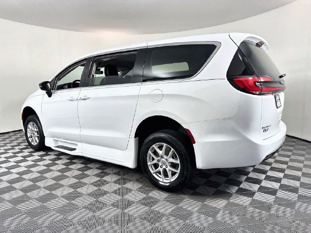 Used 2024 Chrysler Pacifica Touring-L FWD image 21
