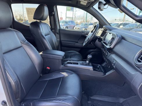 Used 2020 Toyota Tacoma TRD Off-Road image 36