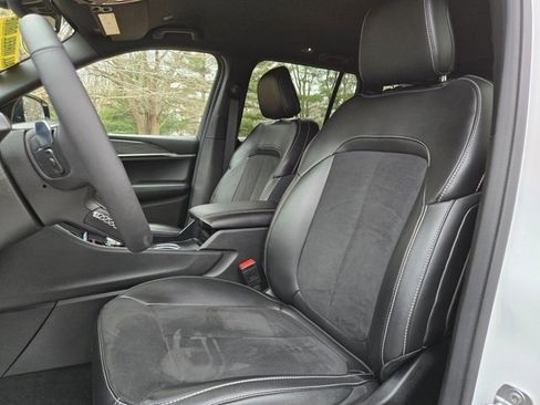 Used 2025 Jeep Grand Cherokee Altitude image 15