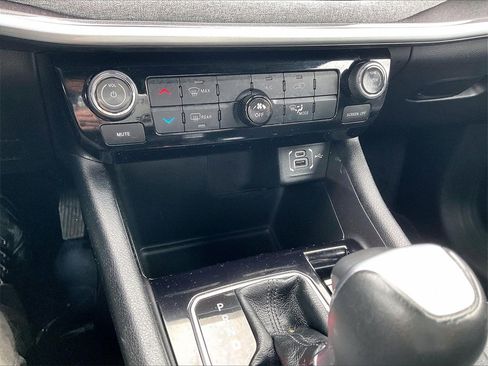 Used 2023 Jeep Compass Latitude image 24