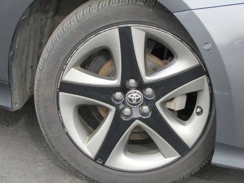 Used 2021 Toyota Prius XLE image 5