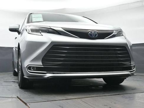 Certified 2023 Toyota Sienna XLE w/ Protection Package (TMS) FWD image 40