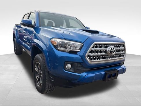 Used 2016 Toyota Tacoma TRD Sport image 3