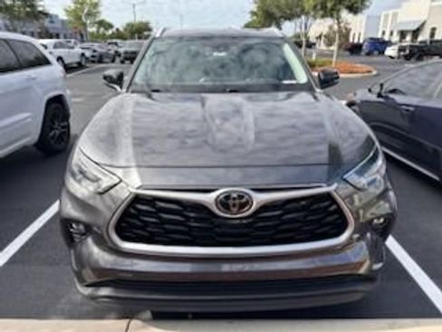 Used 2023 Toyota Highlander XLE FWD image 2