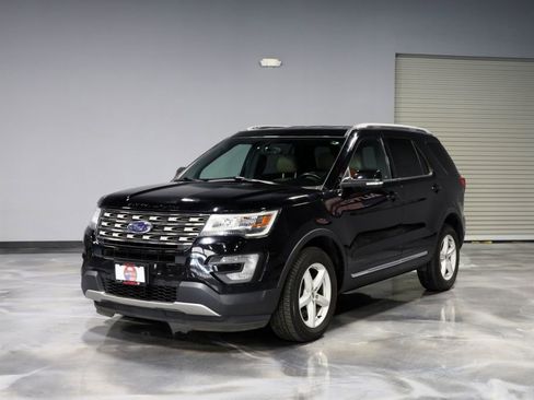 Used 2017 Ford Explorer XLT w/ Equipment Group 202A AWD/4WD image 3
