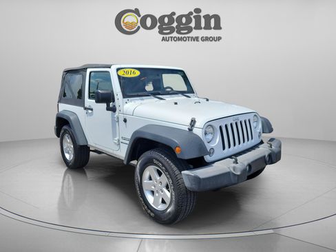 Used 2016 Jeep Wrangler Sport w/ Connectivity Group AWD/4WD image 4