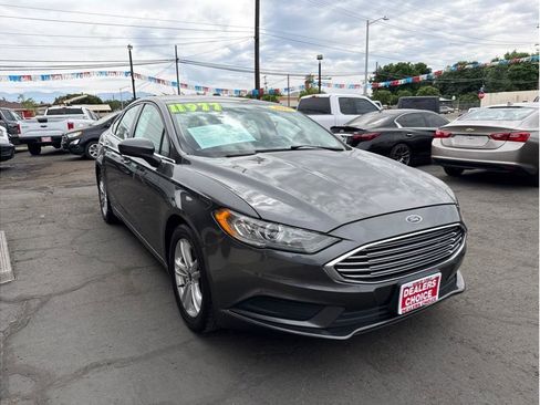 Used 2018 Ford Fusion SE w/ Fusion SE Technology Package FWD image 1