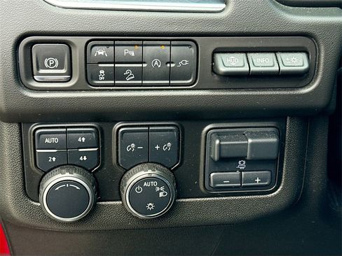 Used 2021 Chevrolet Suburban Premier w/ Premium Package image 11