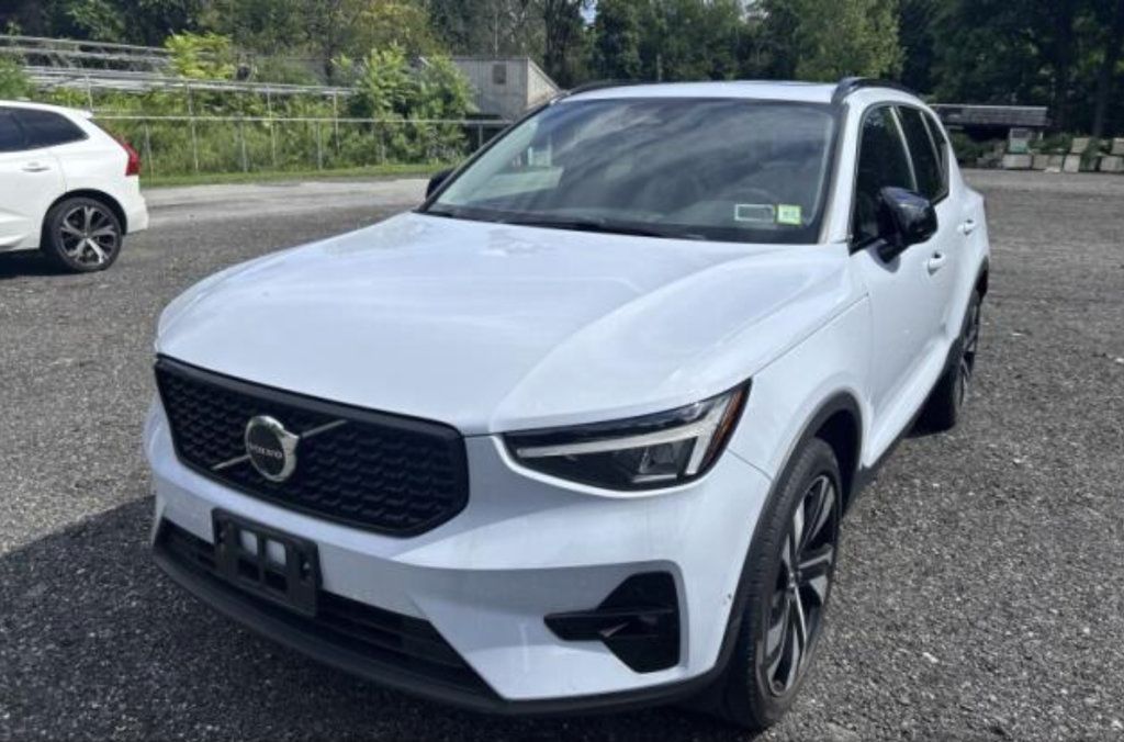 Used 2024 Volvo XC40 B5 Plus w/ Protection Package Premier AWD/4WD image 20
