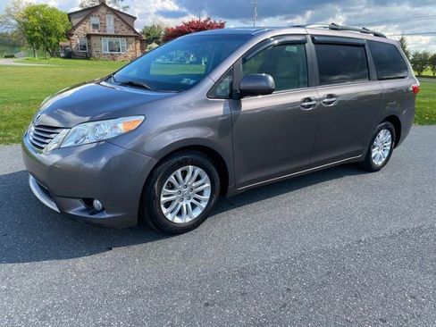 Used 2017 Toyota Sienna XLE image 1