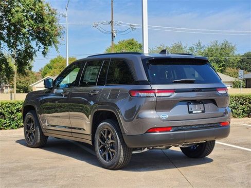 New 2025 Jeep Grand Cherokee Altitude image 4