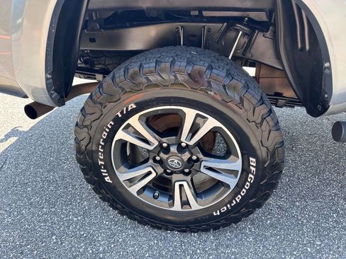 Used 2017 Toyota Tacoma TRD Sport image 25