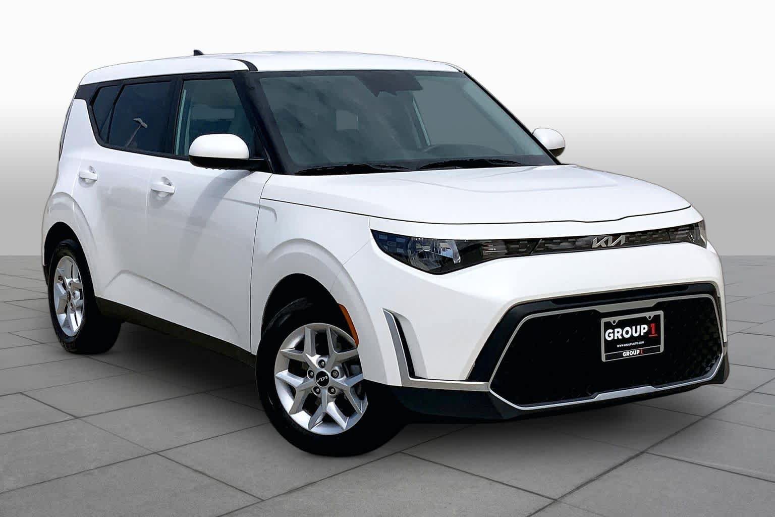 Used 2025 Kia Soul LX w/ LX Technology Package FWD image 3