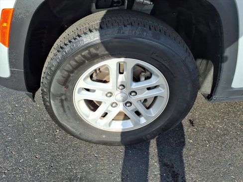 Used 2024 Jeep Grand Cherokee Laredo image 21