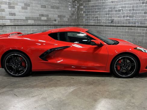 Used 2021 Chevrolet Corvette Stingray Coupe w/ Z51 Performance Package image 4