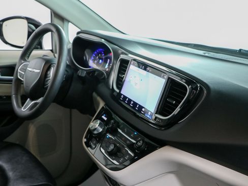 Used 2024 Chrysler Pacifica Touring-L FWD image 25