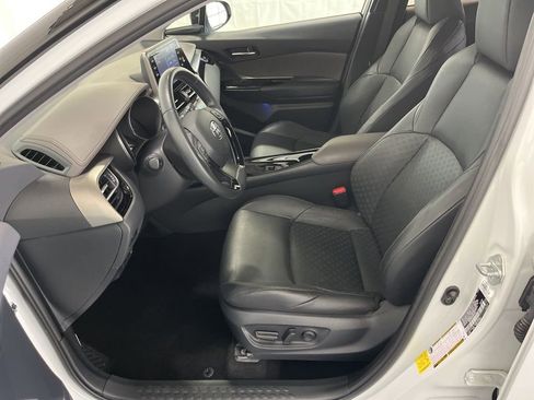 Used 2022 Toyota C-HR Limited FWD image 3