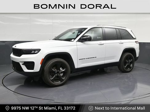 Used 2022 Jeep Grand Cherokee Altitude RWD image 1
