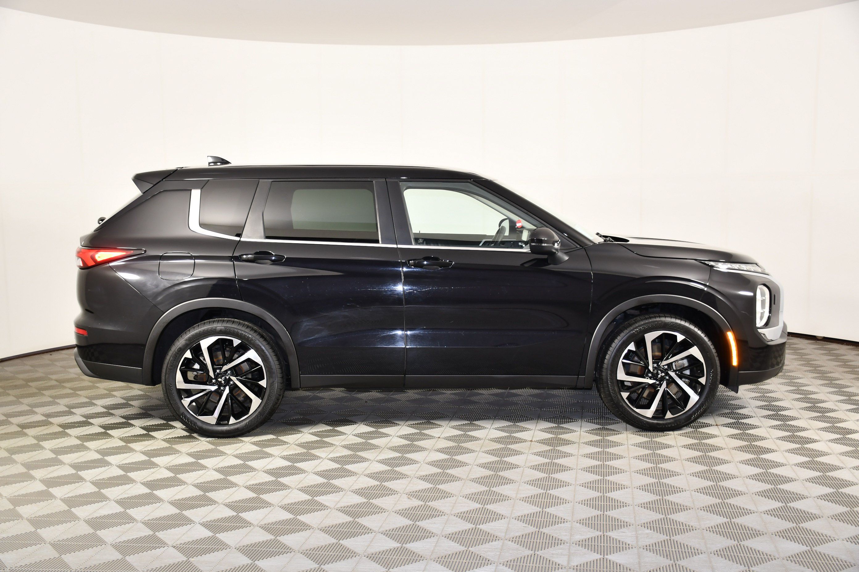Used 2022 Mitsubishi Outlander ES AWD/4WD image 4
