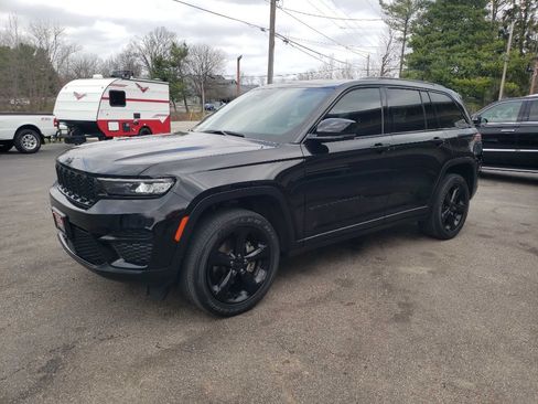 Used 2023 Jeep Grand Cherokee Altitude AWD/4WD image 3