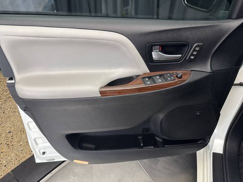 Used 2016 Toyota Sienna Limited AWD/4WD image 10