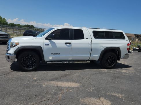 Used 2016 Toyota Tundra SR5 w/ SR5 Upgrade Package AWD/4WD image 4