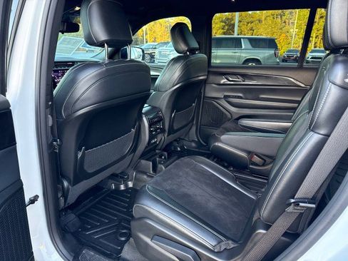 Used 2023 Jeep Grand Cherokee L Laredo image 23