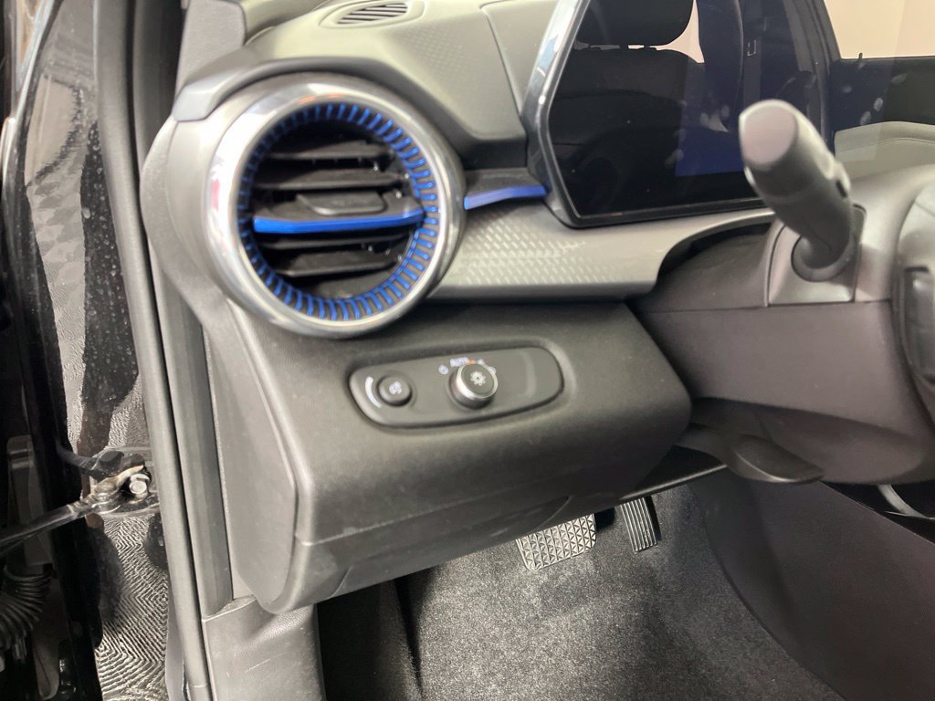 Used 2025 Chevrolet Trax LT FWD image 24