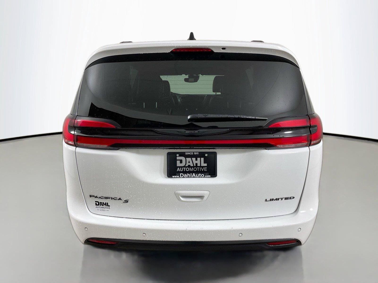 Used 2025 Chrysler Pacifica Limited FWD image 12