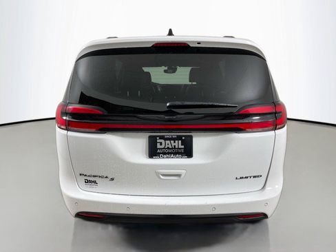 Used 2025 Chrysler Pacifica Limited FWD image 12
