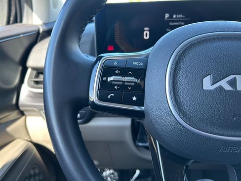 Used 2025 Kia Carnival FWD image 16