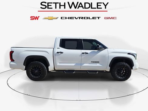 Used 2022 Toyota Tundra SR5 w/ SR5 Convenience Package AWD/4WD image 8