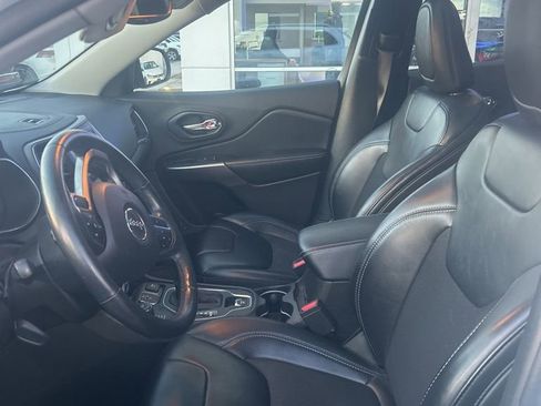 Used 2019 Jeep Cherokee Latitude Plus w/ Comfort/Convenience Group image 6