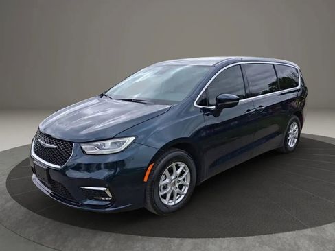 Used 2023 Chrysler Pacifica Touring-L FWD image 4