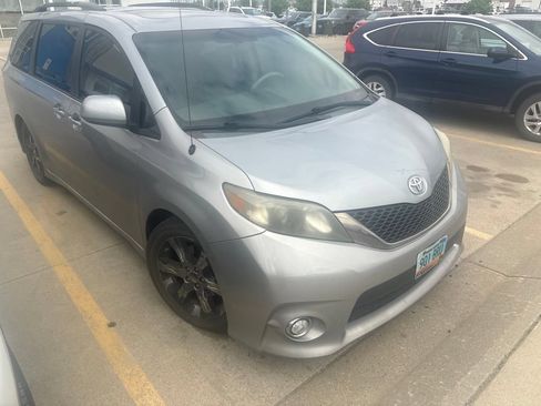 Used 2011 Toyota Sienna SE w/ Preferred Pkg FWD image 2