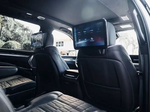 Used 2025 Cadillac Escalade ESV V AWD/4WD image 13