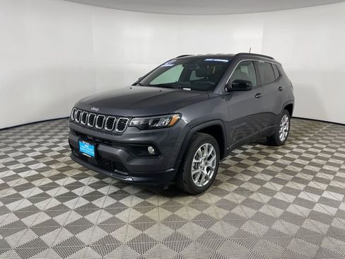 Used 2024 Jeep Compass Latitude image 1