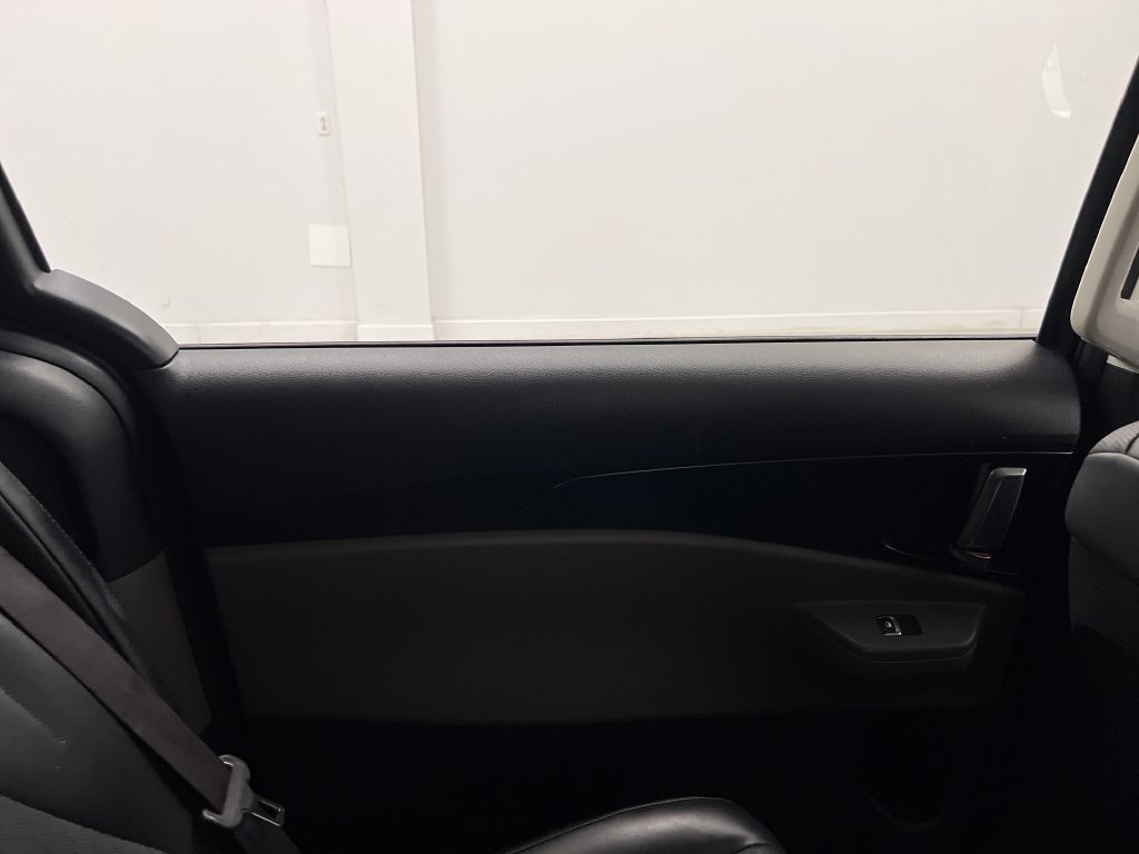 Used 2025 Kia Carnival FWD image 39