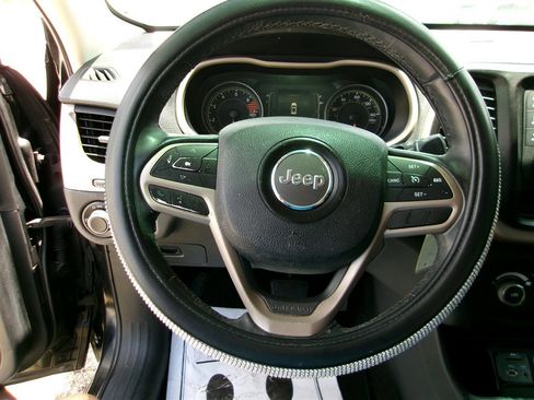 Used 2017 Jeep Cherokee Sport FWD image 25