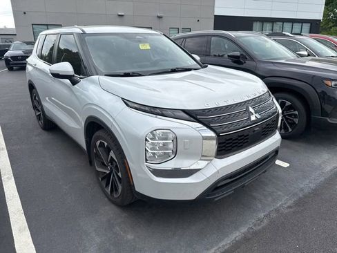 Used 2022 Mitsubishi Outlander ES AWD/4WD image 3