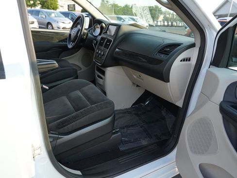 Used 2018 Dodge Grand Caravan SE w/ UConnect Hands-Free Group FWD image 29
