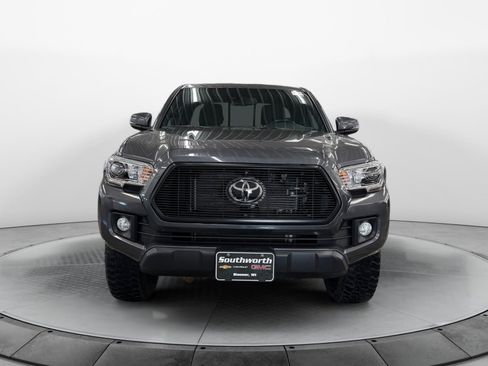 Used 2019 Toyota Tacoma TRD Off-Road AWD/4WD image 7