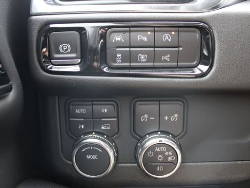 Used 2025 GMC Yukon Elevation AWD/4WD image 11