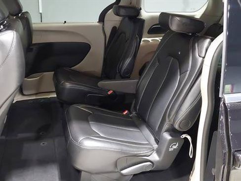 Used 2024 Chrysler Pacifica Touring-L FWD image 21