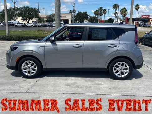 Used 2025 Kia Soul LX w/ LX Technology Package FWD image 11